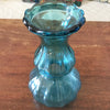 Vase bleu vintage en verre moulé de taille moyenne hauteur 22 cm par Hello Broc brocante en ligne