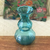Vase bleu vintage en verre moulé de taille moyenne hauteur 22 cm par Hello Broc brocante en ligne