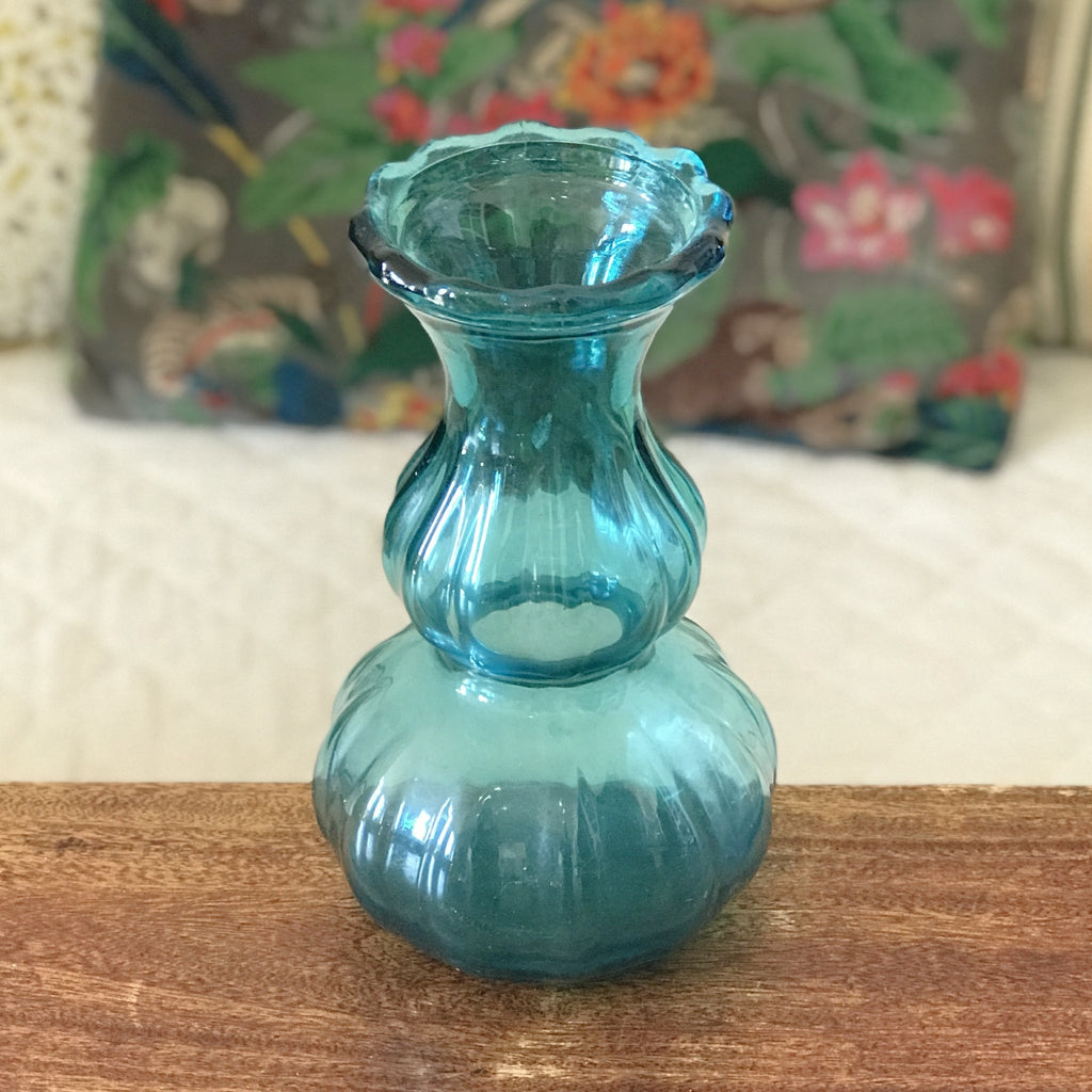 Vase bleu vintage en verre moulé de taille moyenne hauteur 22 cm par Hello Broc brocante en ligne