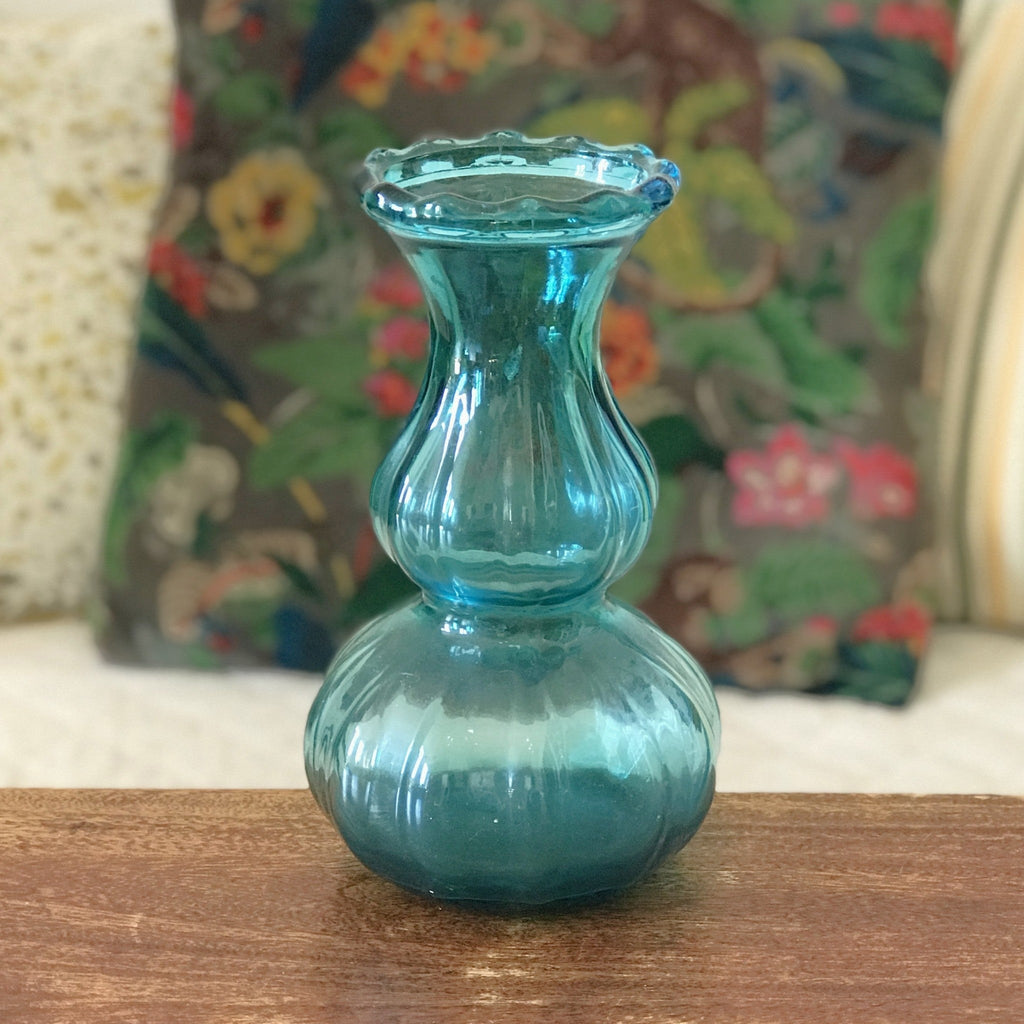 Vase bleu vintage en verre moulé de taille moyenne hauteur 22 cm par Hello Broc brocante en ligne