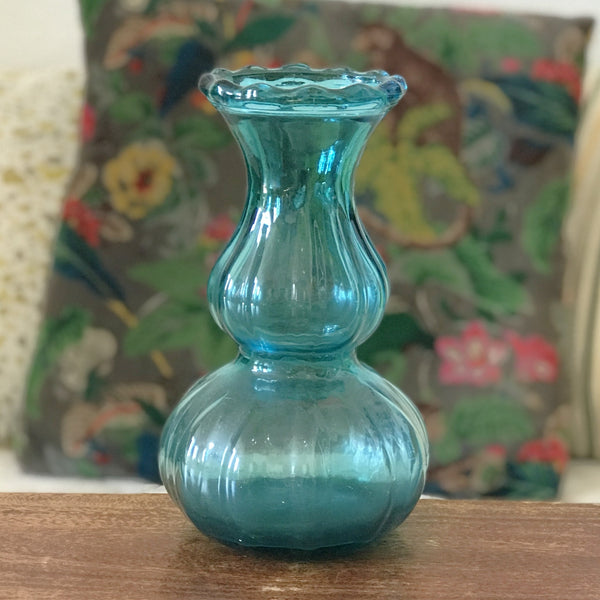 Vase bleu vintage en verre moulé de taille moyenne hauteur 22 cm par Hello Broc brocante en ligne