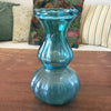 Vase bleu vintage en verre moulé de taille moyenne hauteur 22 cm par Hello Broc brocante en ligne