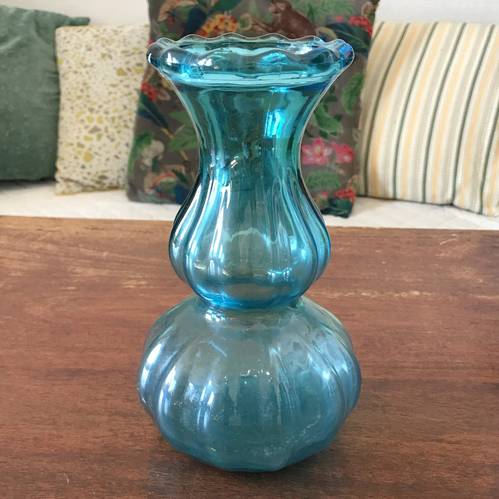 Vase bleu vintage en verre moulé de taille moyenne hauteur 22 cm par Hello Broc brocante en ligne