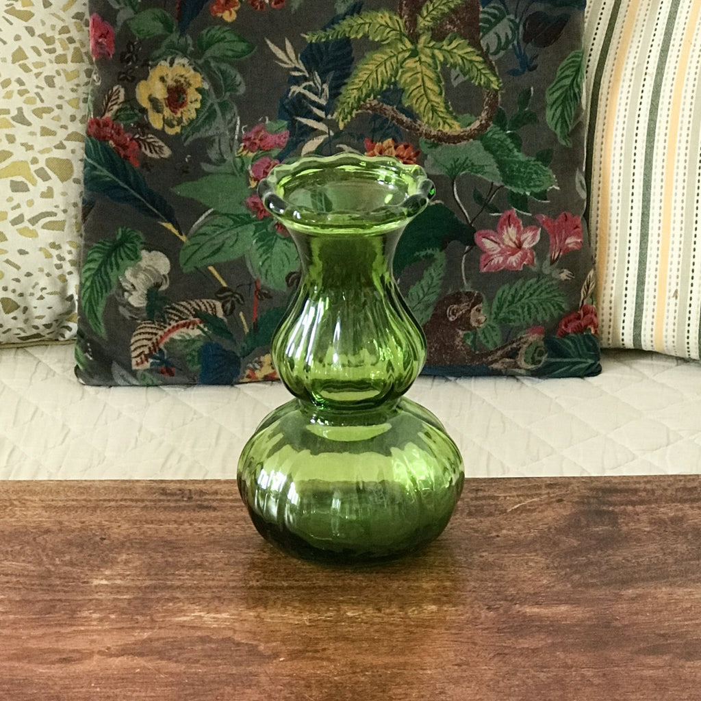 Vase vert en verre moulé taille moyenne hauteur 22 cm par Hello Broc brocante en ligne
