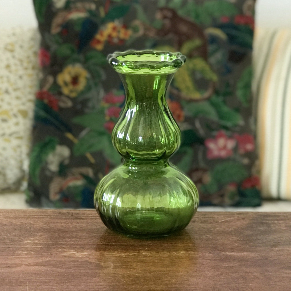 Vase vert en verre moulé taille moyenne hauteur 22 cm par Hello Broc brocante en ligne