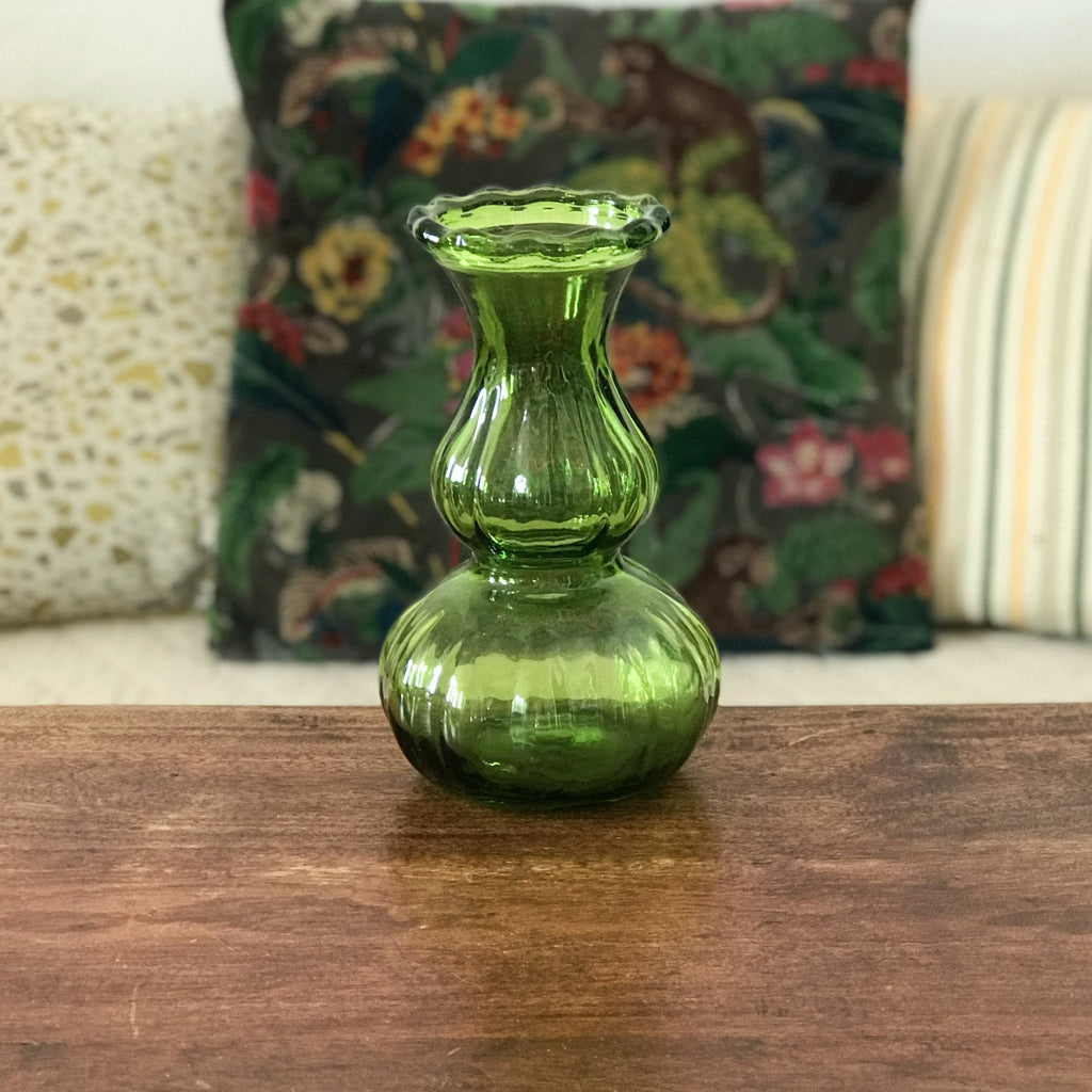 Vase vert en verre moulé taille moyenne hauteur 22 cm par Hello Broc brocante en ligne