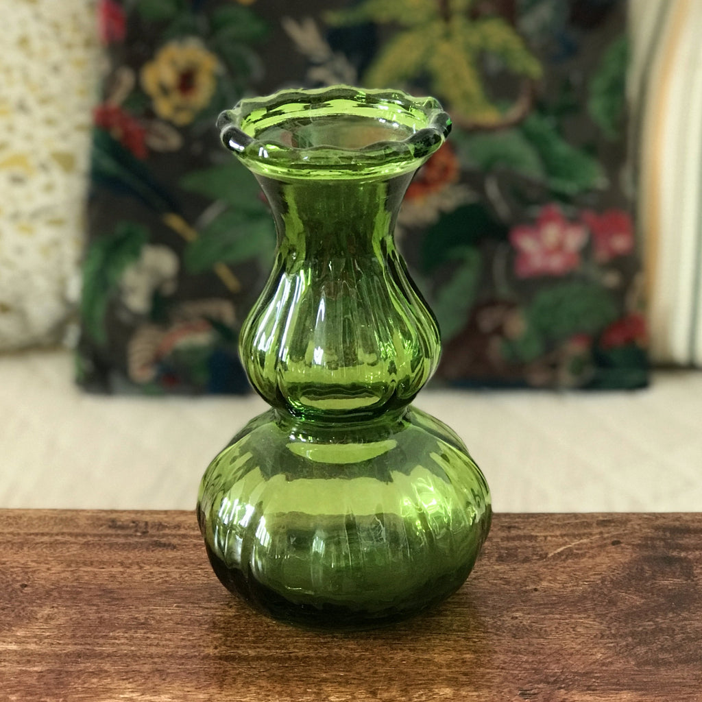 Vase vert en verre moulé taille moyenne hauteur 22 cm par Hello Broc brocante en ligne
