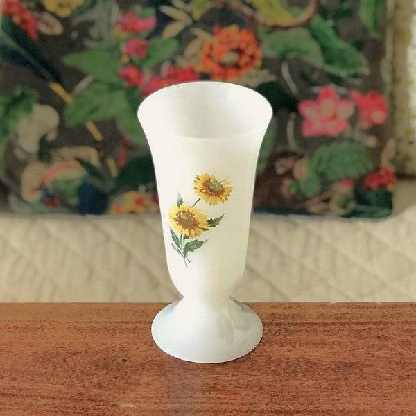 Vase en opaline blanche décor imprimé Tournesols hauteur 17 cm par Hello Broc brocante en ligne