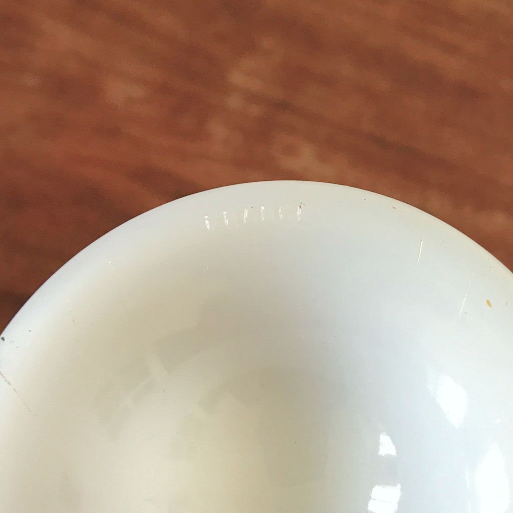 Vase en opaline blanche décor imprimé Tournesols hauteur 17 cm par Hello Broc brocante en ligne