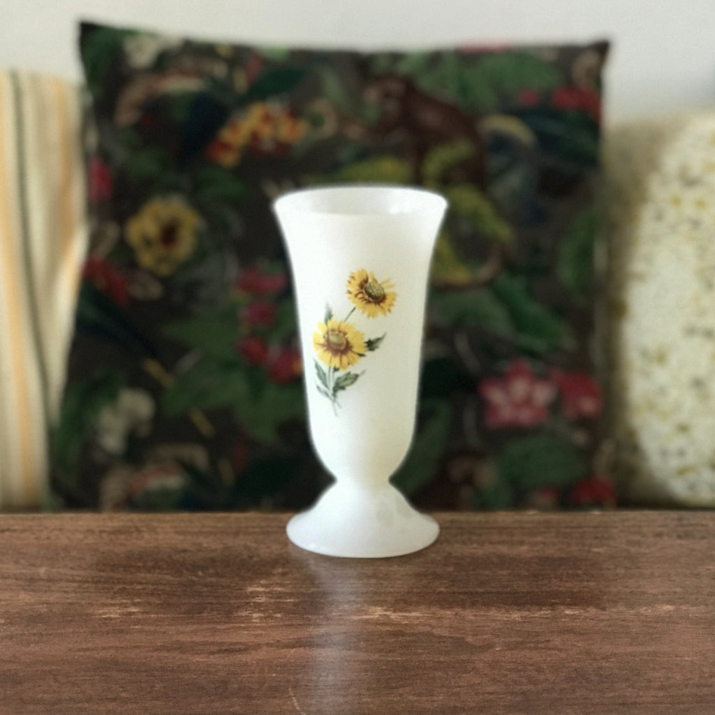 Vase en opaline blanche décor imprimé Tournesols par Hello Broc brocante en ligne