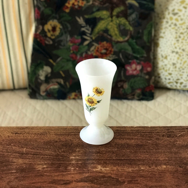 Vase en opaline blanche décor imprimé Tournesols par Hello Broc brocante en ligne