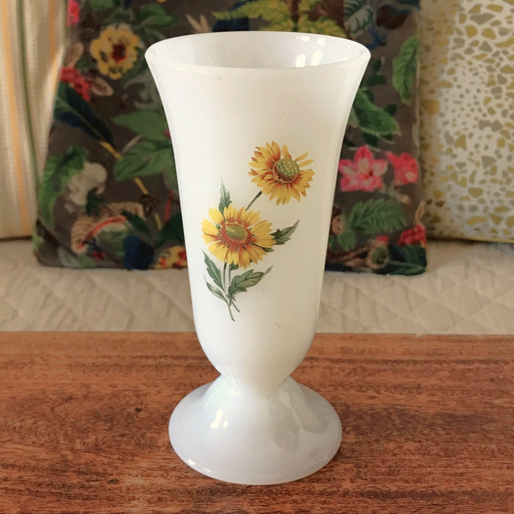 Vase en opaline blanche décor imprimé Tournesols hauteur 17 cm par Hello Broc brocante en ligne