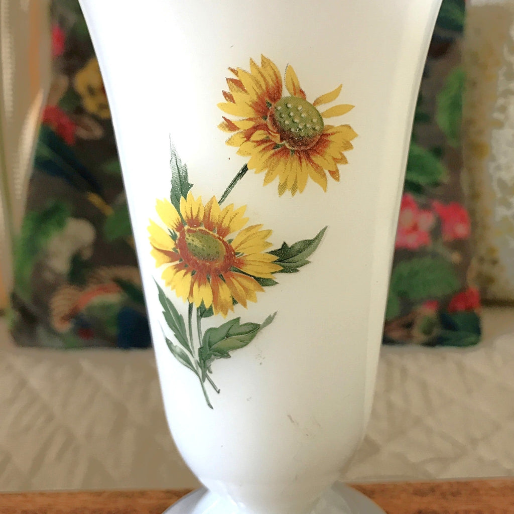 Vase en opaline blanche décor imprimé Tournesols hauteur 17 cm par Hello Broc brocante en ligne