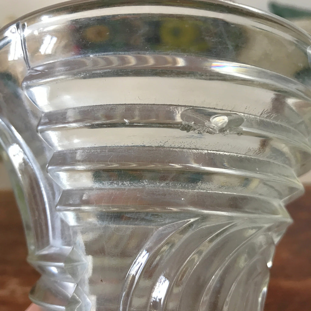 Petit vase évasé en cristal moulé hauteur de 14 cm par Hello Broc brocante en ligne