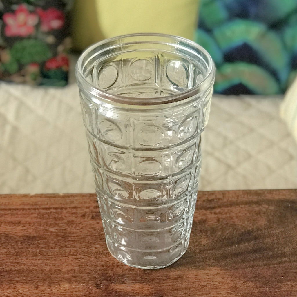 Vase vintage de forme évasée en verre moulé années 70 décor quadrillé et rond en cabochons par Hello Broc brocante en ligne