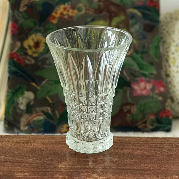 Vase cornet en verre moulé de taille moyenne pointe de diamant hauteur de 20 cm par Hello Broc brocante en ligne