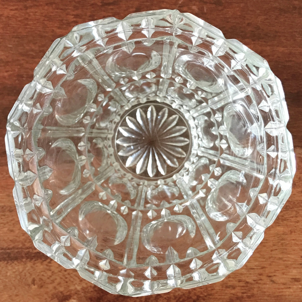 Vase vintage de forme évasée et octogonale en cristal moulé par Hello Broc brocante en ligne