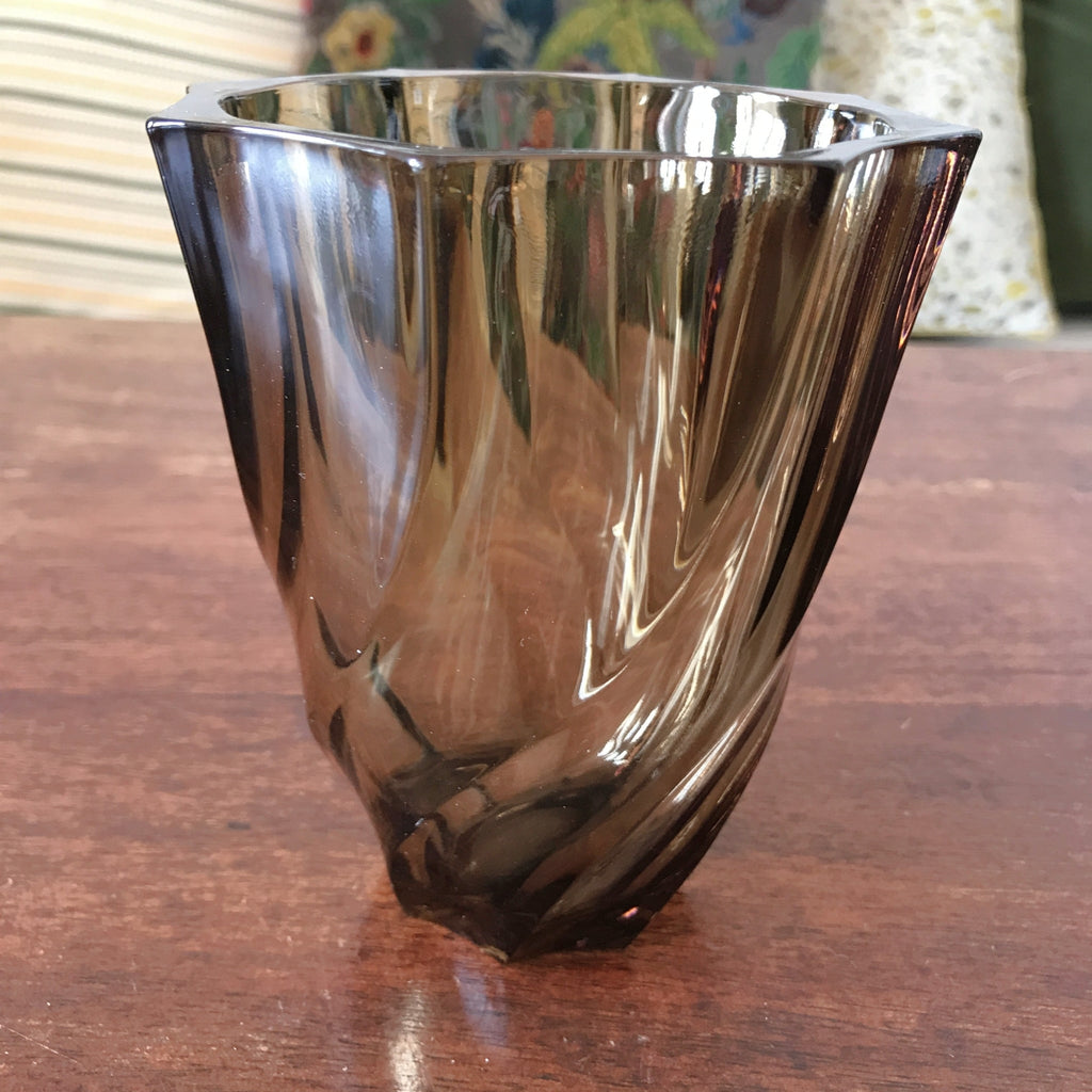 Vase vintage moyen verre fumé torsadé hauteur 13 cm par Hello Broc brocante en ligne