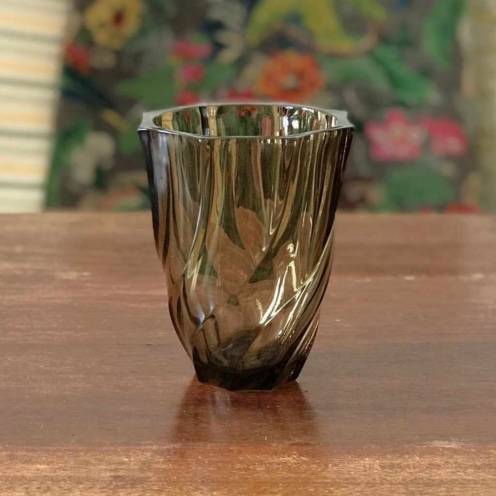 Vase vintage moyen verre fumé torsadé hauteur 13 cm par Hello Broc brocante en ligne
