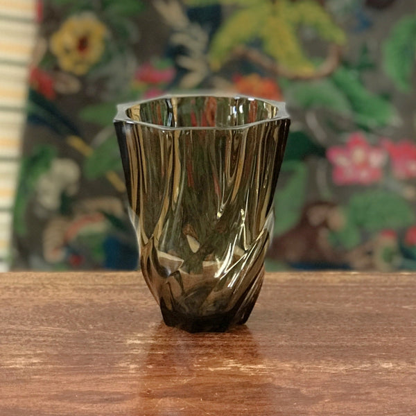 Vase vintage moyen verre fumé torsadé hauteur 13 cm par Hello Broc brocante en ligne