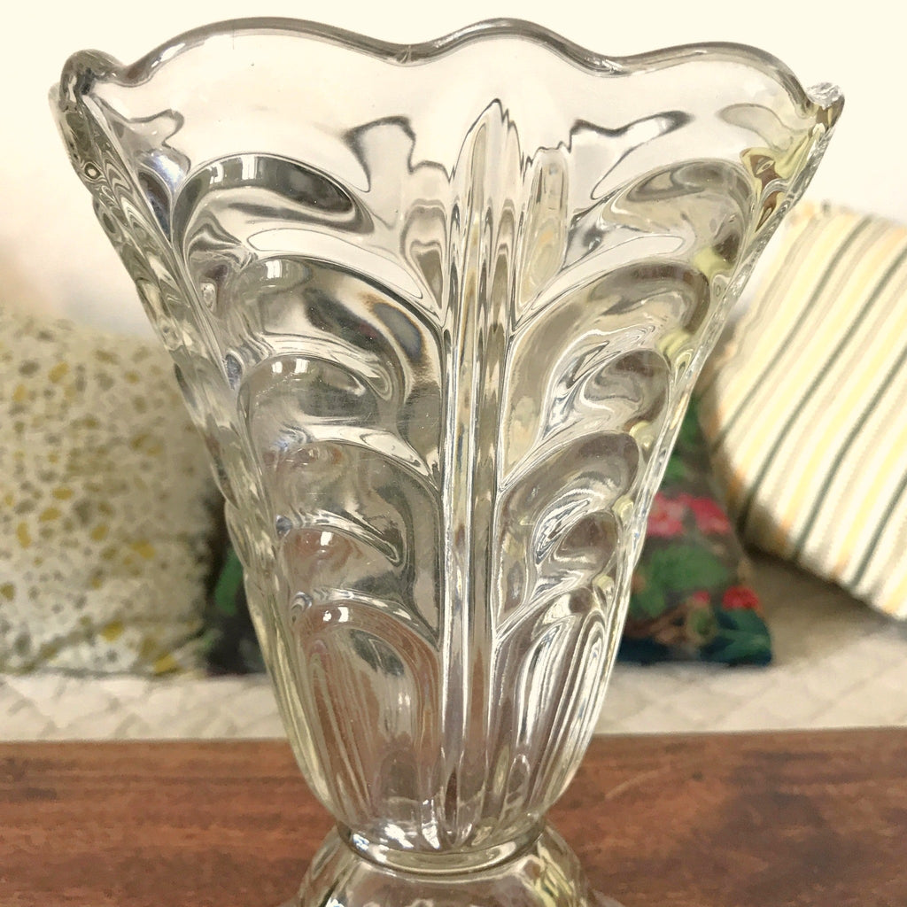 Vase en verre moulé aux parois en relief de style Art Déco sur pied forme évasée par Hello Broc brocante en ligne