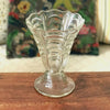 Vase en verre moulé aux parois en relief de style Art Déco sur pied forme évasée par Hello Broc brocante en ligne
