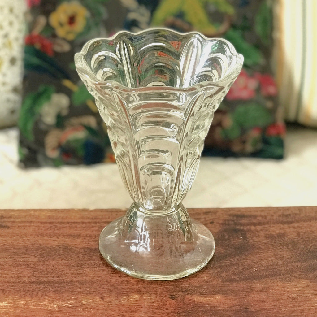 Vase en verre moulé aux parois en relief de style Art Déco sur pied forme évasée par Hello Broc brocante en ligne