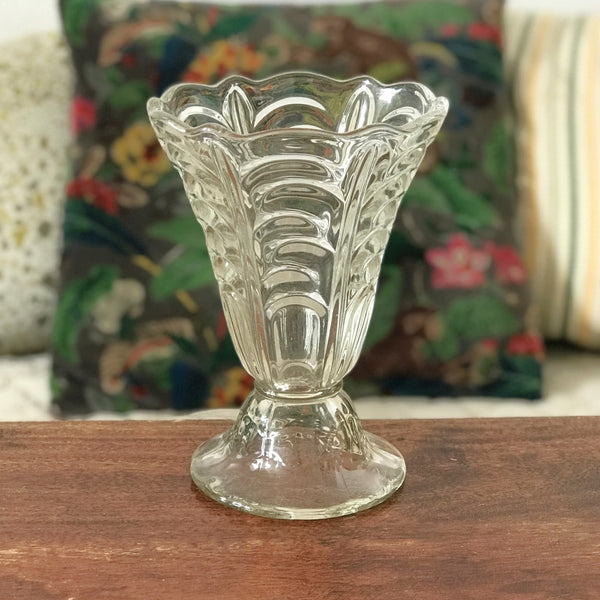 Vase en verre moulé aux parois en relief de style Art Déco sur pied forme évasée par Hello Broc brocante en ligne