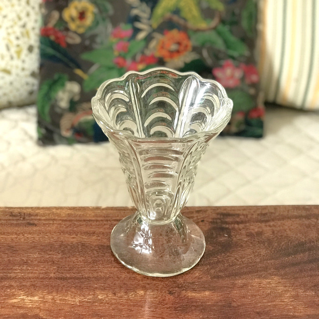 Vase en verre moulé aux parois en relief de style Art Déco sur pied forme évasée par Hello Broc brocante en ligne