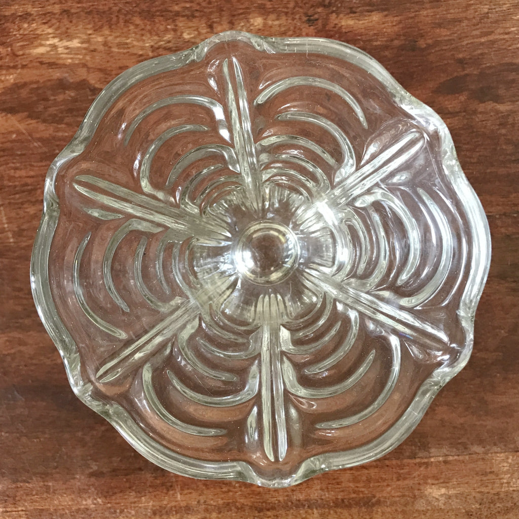 Vase en verre moulé aux parois en relief de style Art Déco sur pied forme évasée par Hello Broc brocante en ligne