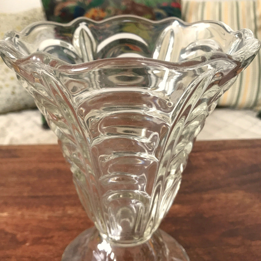 Vase en verre moulé aux parois en relief de style Art Déco sur pied forme évasée par Hello Broc brocante en ligne
