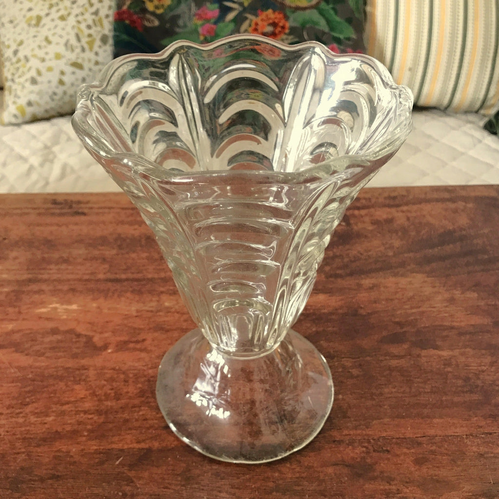 Vase en verre moulé aux parois en relief de style Art Déco sur pied forme évasée par Hello Broc brocante en ligne