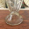 Vase en verre moulé aux parois en relief de style Art Déco sur pied forme évasée par Hello Broc brocante en ligne