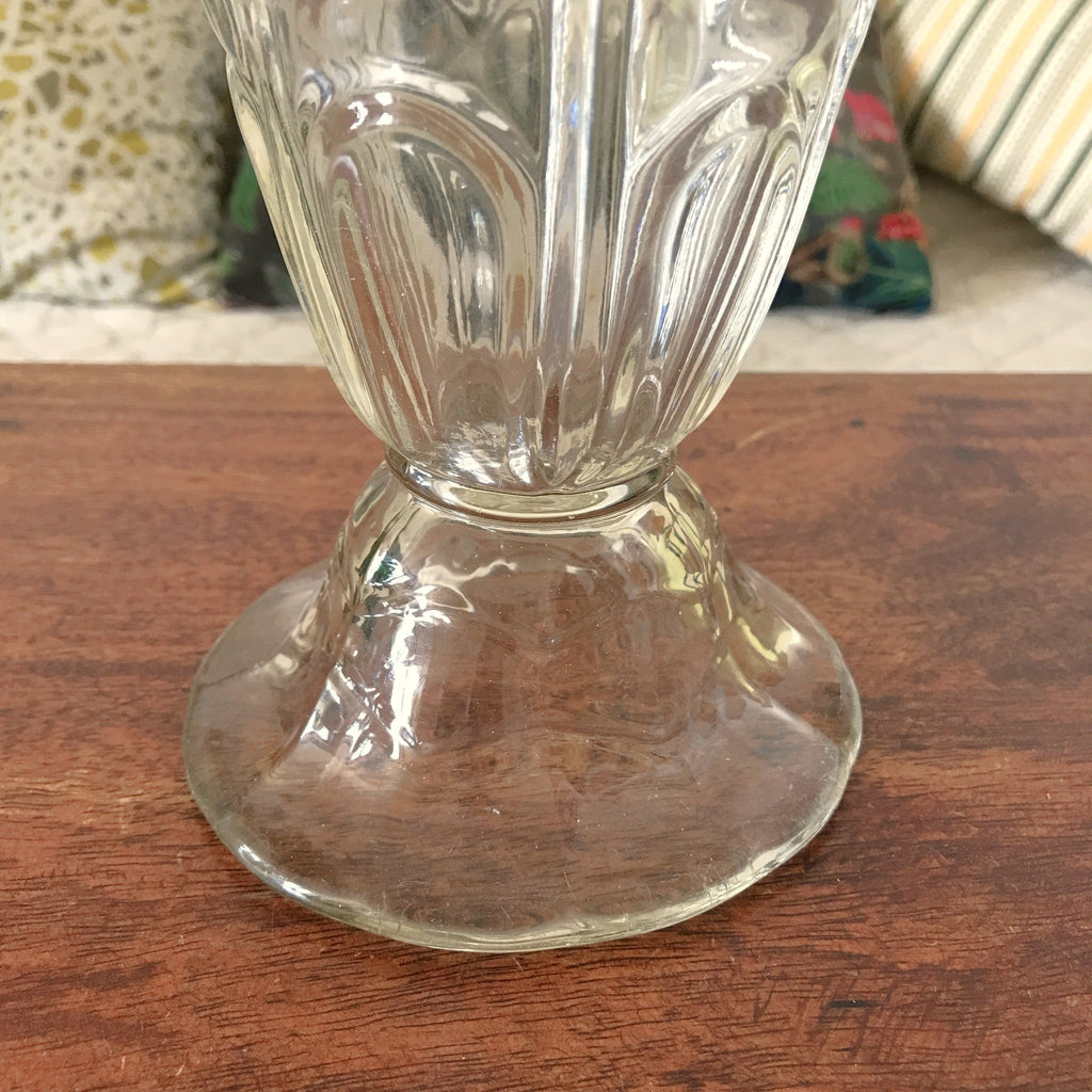 Vase en verre moulé aux parois en relief de style Art Déco sur pied forme évasée par Hello Broc brocante en ligne