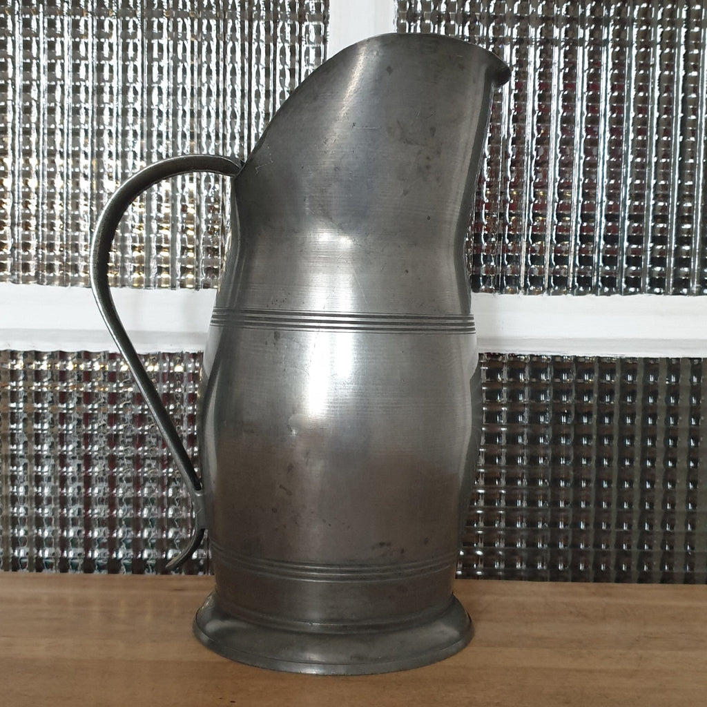 Très grand broc décoratif en étain par Hello Broc brocante en ligne