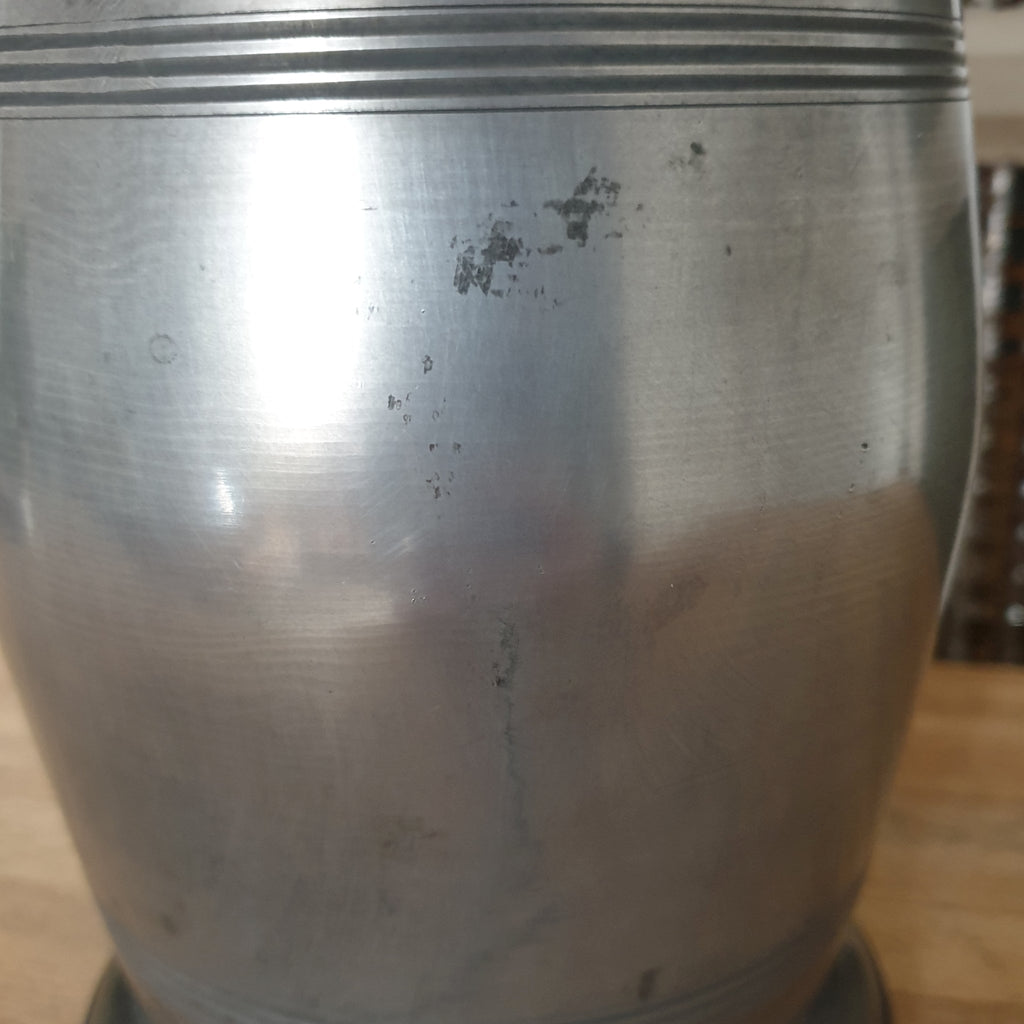 Très grand broc décoratif en étain par Hello Broc brocante en ligne