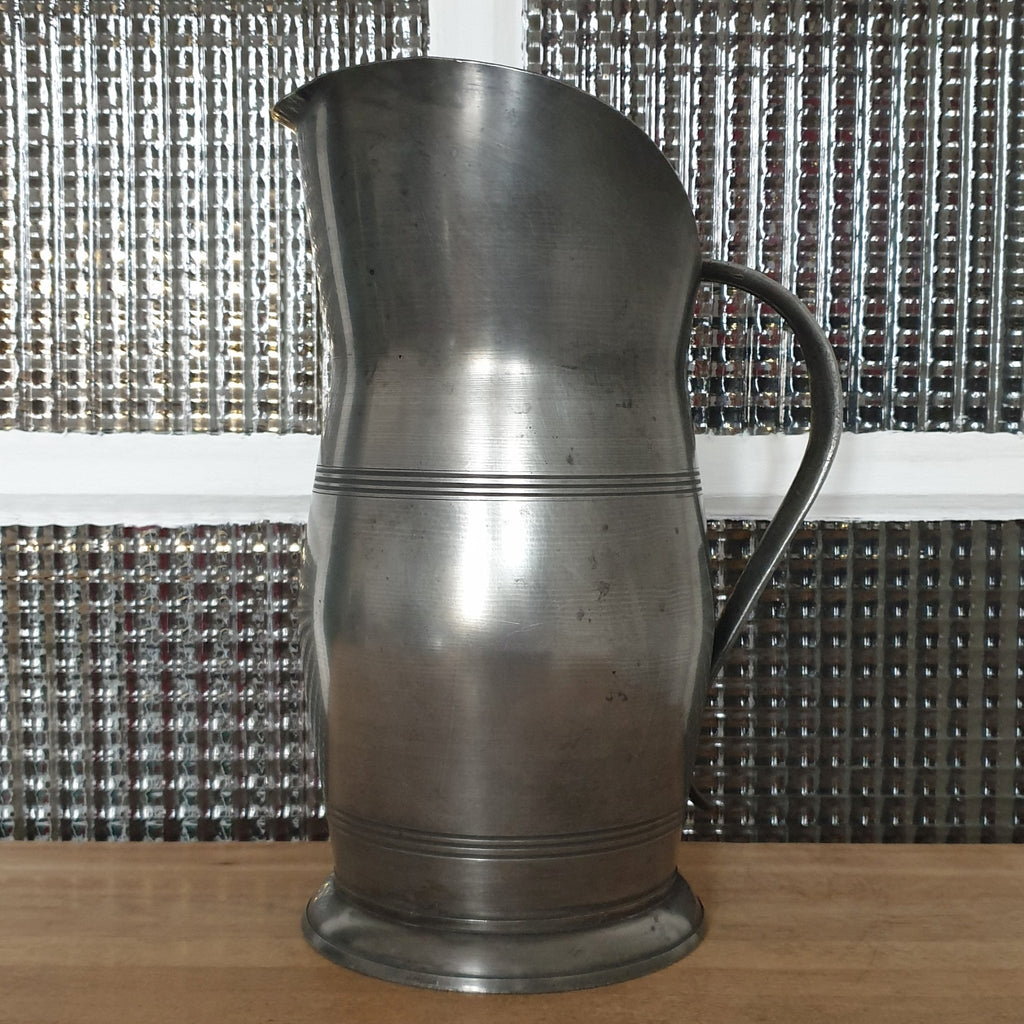 Très grand broc décoratif en étain par Hello Broc brocante en ligne