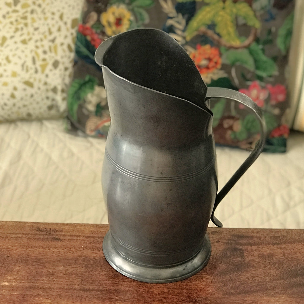 Très grand broc décoratif en étain par Hello Broc brocante en ligne