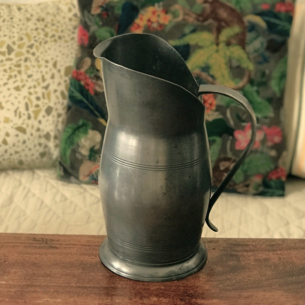 Très grand broc décoratif en étain par Hello Broc brocante en ligne