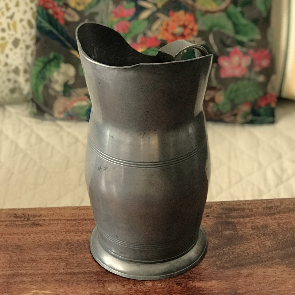 Très grand broc décoratif en étain par Hello Broc brocante en ligne