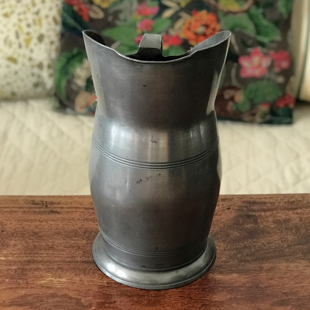 Très grand broc décoratif en étain par Hello Broc brocante en ligne