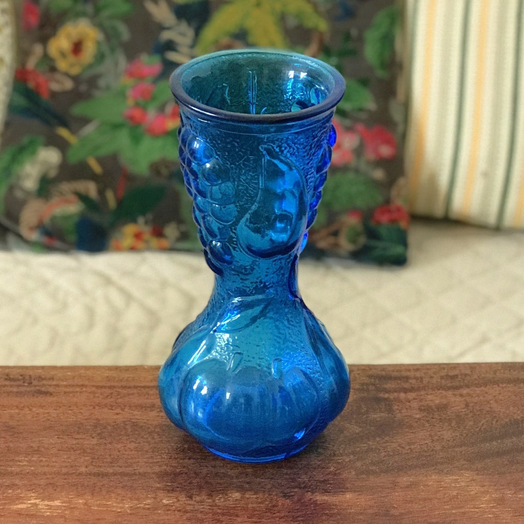 Grand vase vintage en verre moulé bleu motifs fruits par Hello Broc brocante en ligne