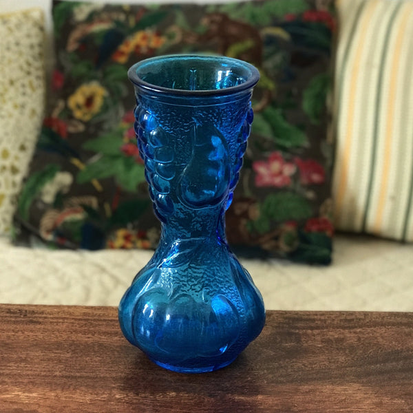 Grand vase en verre moulé bleu motifs fruits par Hello Broc brocante en ligne