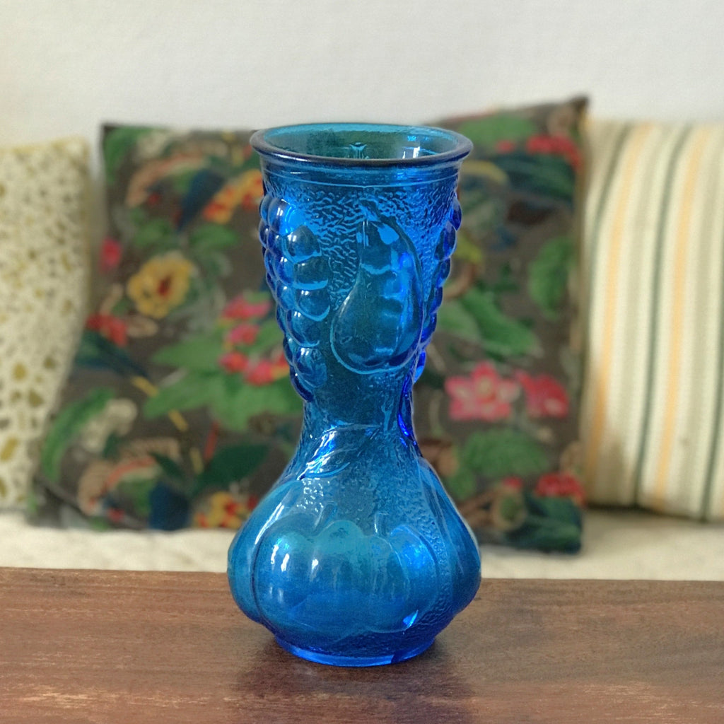Grand vase vintage en verre moulé bleu motifs fruits par Hello Broc brocante en ligne