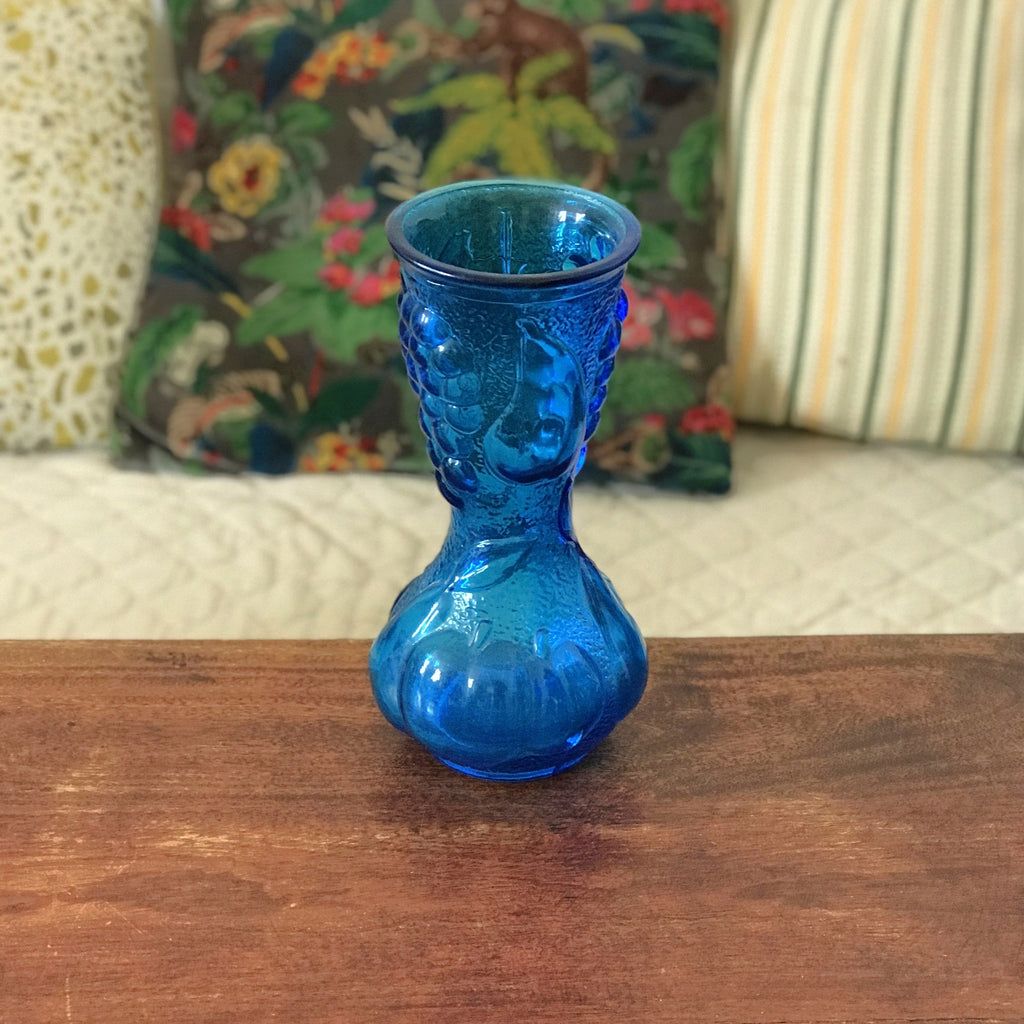 Grand vase vintage en verre moulé bleu motifs fruits par Hello Broc brocante en ligne