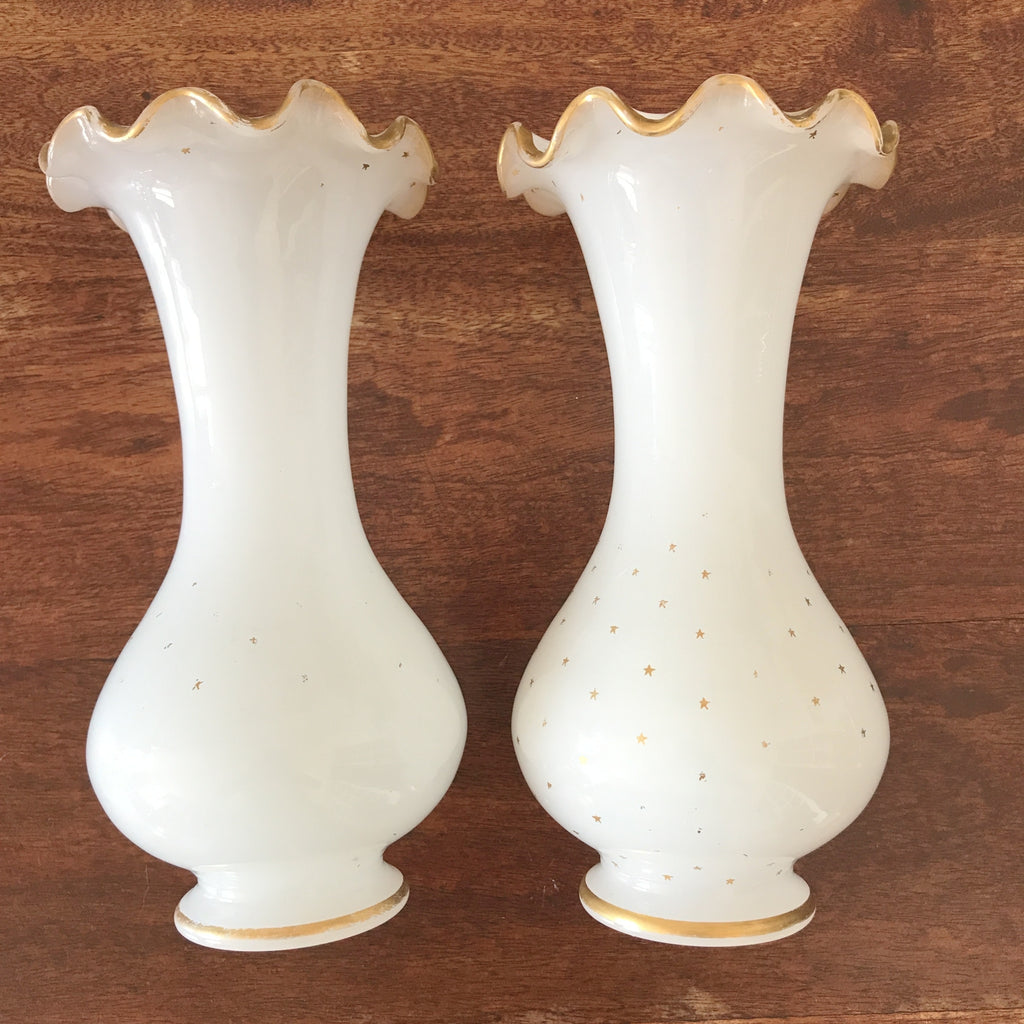 Paire de vases en opaline blanche décor étoiles dorées peintes à la main époque Napoléon III (Circa 1860) par Hello Broc brocante en ligne