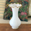 Paire de vases en opaline blanche décor étoiles dorées peintes à la main époque Napoléon III (Circa 1860) par Hello Broc brocante en ligne