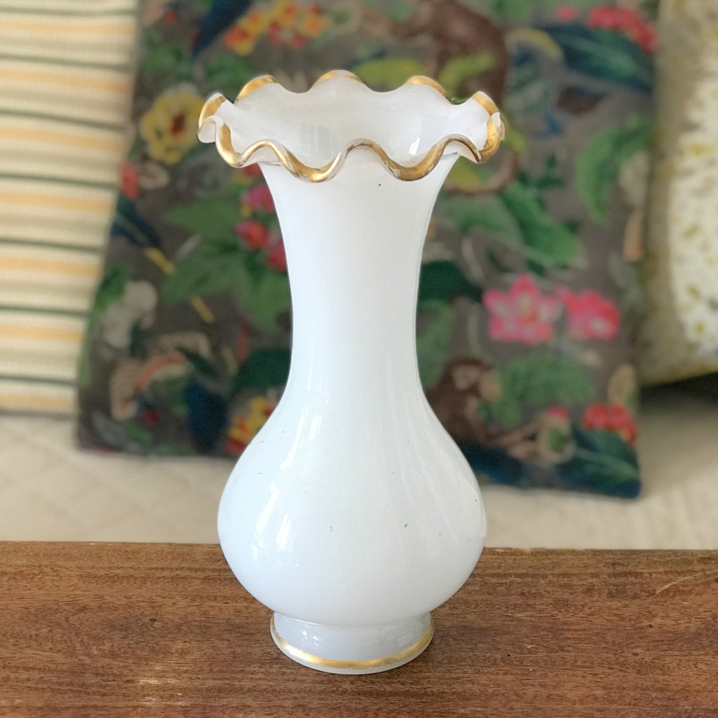 Paire de vases en opaline blanche décor étoiles dorées peintes à la main époque Napoléon III (Circa 1860) par Hello Broc brocante en ligne