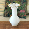 Paire de vases en opaline blanche décor étoiles dorées peintes à la main époque Napoléon III (Circa 1860) par Hello Broc brocante en ligne