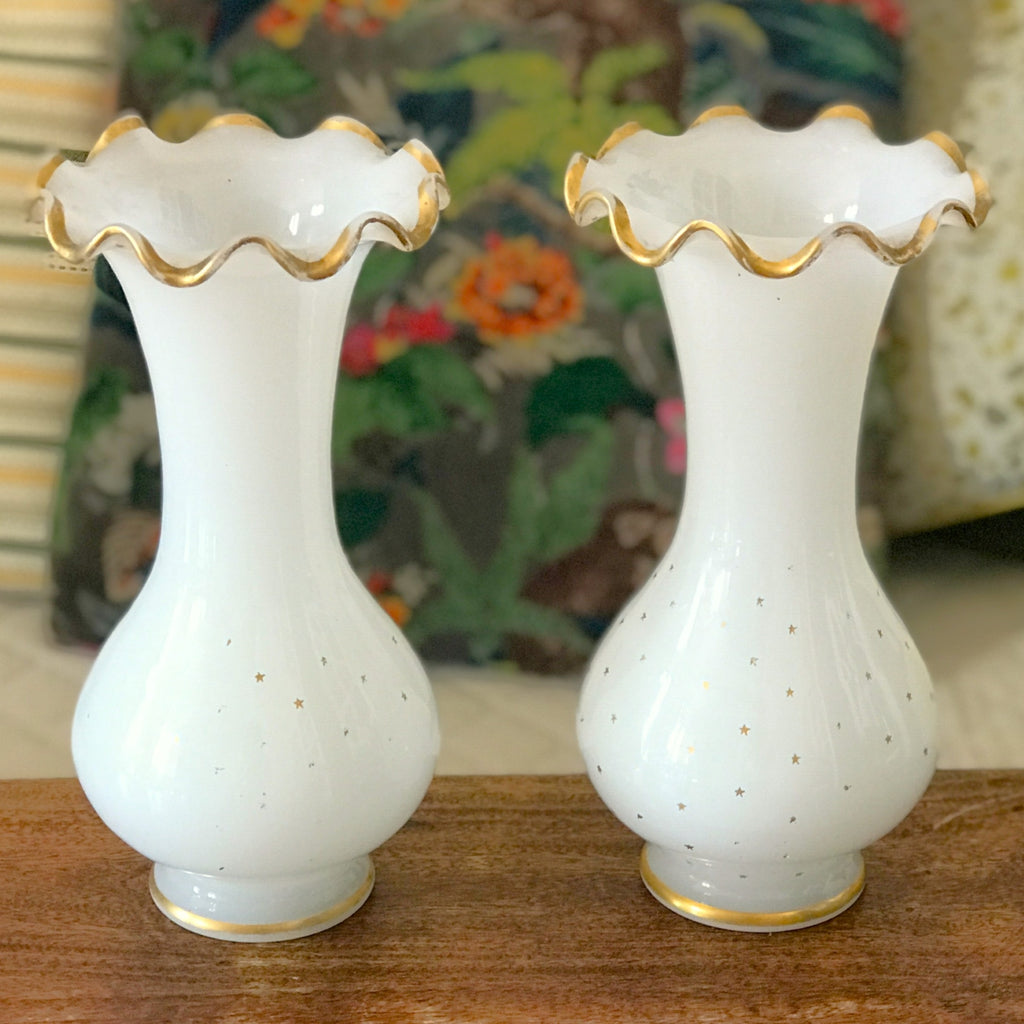 Paire de vases en opaline blanche décor étoiles dorées peintes à la main époque Napoléon III (Circa 1860) par Hello Broc brocante en ligne